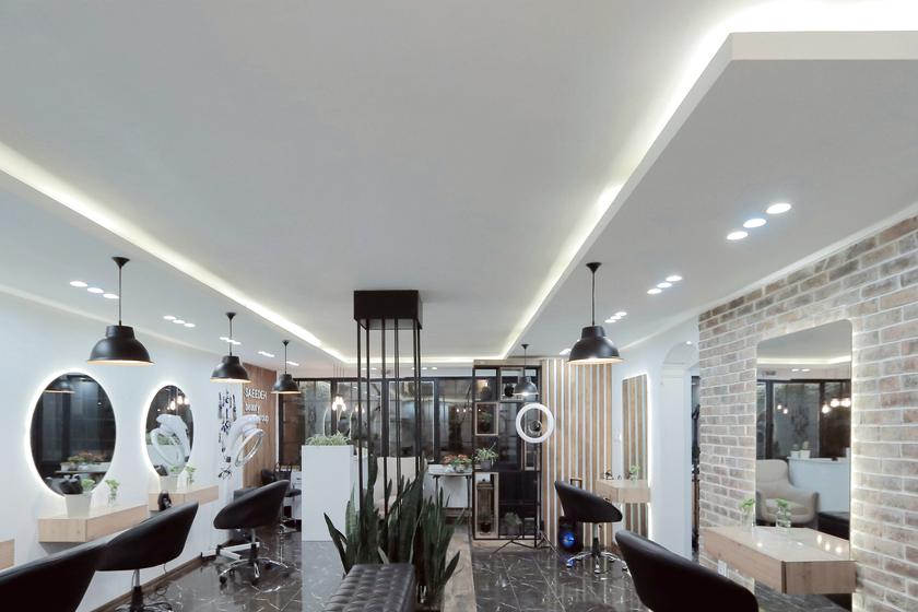 Candeeiros pendentes pretos sobre a sala